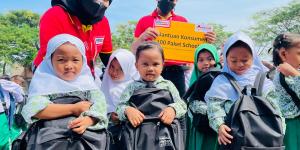 Ratusan Siswa SD di Kampung Nelayan Mauk Tangerang Dapat Donasi Perlengkapan Sekolah