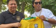 Bertemu Ronaldinho, Airlangga Tanya Rahasia Brasil Banyak Lahirkan Pemain Sepak Bola Hebat