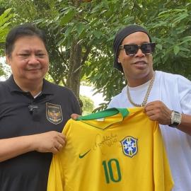 Bertemu Ronaldinho, Airlangga Tanya Rahasia Brasil Banyak Lahirkan Pemain Sepak Bola Hebat