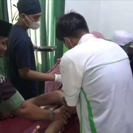 Anak Ini Berontak saat Disunat di Kota Tangerang, Sampai Dipegangi Anggota TNI
