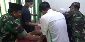 Anak Ini Berontak saat Disunat di Kota Tangerang, Sampai Dipegangi Anggota TNI