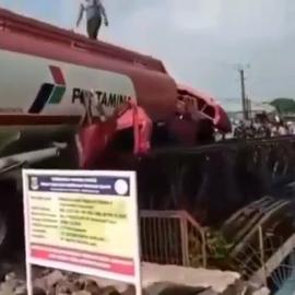  Truk Pertamina Rem Blong, Sopir Banting Stir Tabrak Mobil dan Jembatan di Cisoka Tangerang 