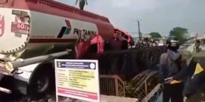  Truk Pertamina Rem Blong, Sopir Banting Stir Tabrak Mobil dan Jembatan di Cisoka Tangerang 