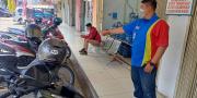 Waspada, Pasangan Pria dan Wanita Gasak Motor di Minimarket Tangerang