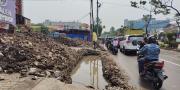Bikin Macet, Pengerjaan Drainase di Jalan KH Hasyim Ashari Tangerang Dikeluhkan Warga