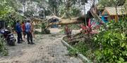 Belasan Rumah di Solear Tangerang Rusak Diterjang Hujan Angin, Bantuan Disalurkan