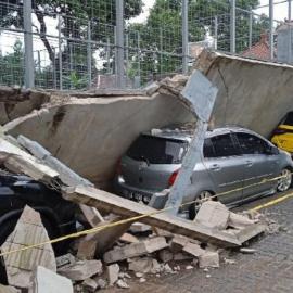 Tembok Pembatas Labschool Cirendeu Roboh, 5 Mobil Tertimpa Reruntuhan