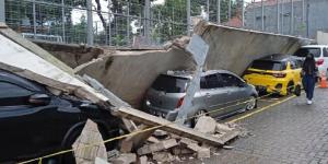 Tembok Pembatas Labschool Cirendeu Roboh, 5 Mobil Tertimpa Reruntuhan