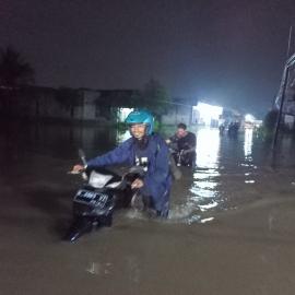 Warga Kesal Banjir Semeter Masih Melanda Jalan Raya Cisoka Tangerang