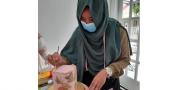 IRT Mendulang Cuan dari Bisnis Kue dan Parsel di Tangerang