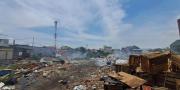Asap Pembakaran Sampah TPS Ilegal di Karang Tengah Tangerang Diprotes Warga