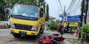 VIDEO: Truk Muatan Batu Nyelonong Tabrak Mekanik AHASS di Pamulang Tangsel, Kakinya Remuk