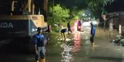 Banjir di Sejumlah Titik, Dinsos Kota Tangerang Salurkan 300 Nasi Bungkus 