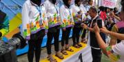 Icuk Sugiarto Kalungkan Medali kepada Atlet Arung Jeram Porprov VI Banten