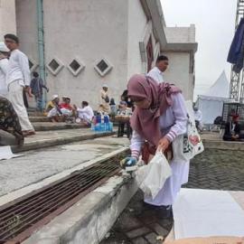 Muslimah Asal Tangerang Ini Bersihkan Sampah di Reuni 212