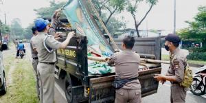 Bikin Semrawut, Satpol PP Kabupaten Tangerang Copot 197 Spanduk Liar