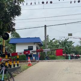 Tidak Terawat, Palang Pintu Jalan Perlintasan Kereta di Tangerang Ini Patah