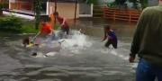 Warga Tangerang Main Air Banjir Bak di Kolam Renang, Ini Dampaknya