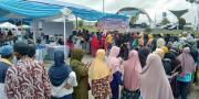 Ribuan Warga Solear Tangerang Serbu Bazar Sembako Murah