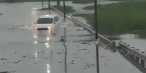 Ngeri, Mobil Ini Nekat Terobos Banjir hingga Hampir Terseret Arus di Tangerang