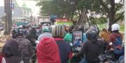 Pemotor Protes Proyek Galian Pipa di Jalan Raya Cadas Kukun Bikin Macet, Warganet: Makanya Tahu Aturan