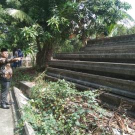  Terbengkalai, Tiang Pancang Sisa Proyek Turap Kali Angke Kota Tangerang Ganggu Fasos Fasum