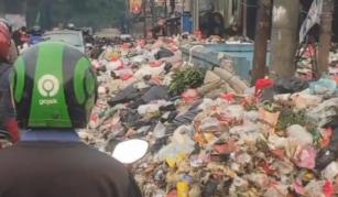 Gunungan Sampah di Pasar Rubuh Tangerang Sebabkan Kemacetan 